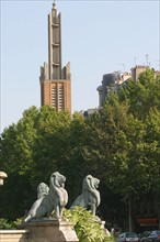 France, Paris 12e, eglise du saint Esprit, 186 avenue Daumesnil au premier plan, les lions de la place felix eboue,