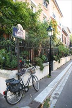 France, Paris 13, cite Floreale, petites maisons autour de la rue Brillat Savarin, vegetation, velo,