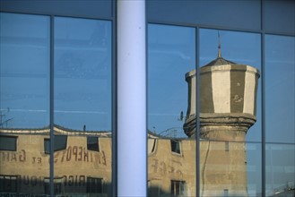 France, Paris 13e, quartier bibliotheque Francois Mitterrand, , reflet des anciens frigos dans un immeuble de verre
