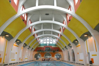 France, Paris 13e, piscine de la butte aux cailles, 5 place paul verlaine, architecte louis bonnier, voute, arches de beton,