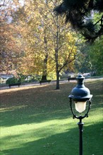 France, Paris 14e, parc Montsouris, jardin, alphand, pelouse, lampadaire, arbres, automne,