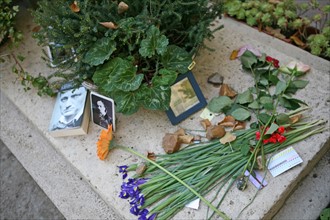 France, Paris 14e, cimetiere du Montparnasse, sepulture, tombe de charles Baudelaire, fleurs, poemes,