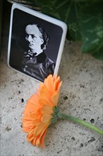 France, Paris 14e, cimetiere du Montparnasse, tombe charles Baudelaire, fleur et portrait,