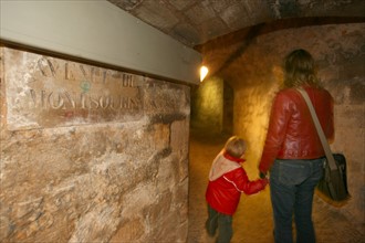 France, Paris 14e, les catacombes, entree place Denfert Rochereau, souterrain, jeune femme et enfant, galeries,