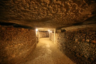 France, Paris 14e, Catacombes - (entree place Denfert Rochereau), ossements, souterrain,
