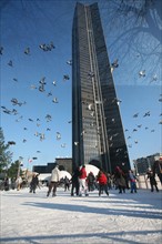 France, Paris 14e, patinoire au pied de la Tour Montparnasse, fetes de noel, esplanade,