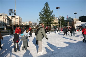 France, Paris 14e, patinoire au pied de la Tour Montparnasse, chaque hiver,