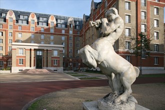 France, Paris 14e, boulevard jourdan, cite internationale, 
maison des provinces de France, sculpture, centaure,