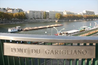 France, Paris 15e pont du garigliano, plaque sur le parapet, Seine, peniche, immeubles quai louis bleriot,