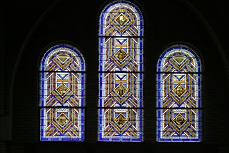 France, Paris 15e eglise saint Leon, quartier Dupleix, detail des vitraux, 
motifs art deco,