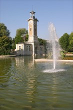 France, Paris 15e, parc georges brassens, jardin public, bassin et jet d'eau, ancienne tour, des abattoirs