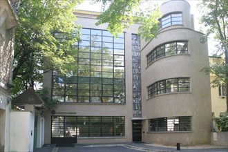 France, Paris 15e, 15 square Vergennes, architecte rob mallet stevens pour le maitre verrier louis barillet, vitraux,