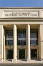 France, Paris 15e, laboratoire national d'essais, rue gaston boissier
portique a colonnes, architecture art deco,