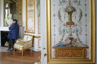 France, Paris 16e, pavillon de bagatelle, salon, panneau lambris peint, surveillant,