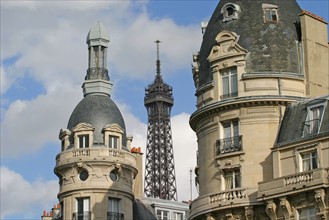 France, Paris 16e, rue La Fontaine, vue sur les sommets d'immeubles bourgeois et la Tour Eiffel au fond,