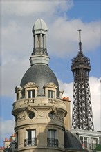 France, Paris 16e, rue La Fontaine, vue sur le sommet d'un immeuble bourgeois et la Tour Eiffel au fond,