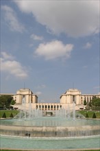 France, Paris 16e, jardins du trocadero et palais de chaillot, bassin, jets d'eau, ciel nuageux,