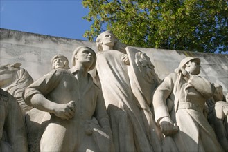 France, Paris 16e, cimetiere de Passy, 
avenue georges mandel, monument aux morts adosse au mur du cimetiere,