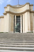 France, Paris 16e, palais de chaillot, sculpture, apollon, escalier,