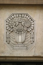 France, Paris 16e, immeuble du 26 avenue de lamballe, relief au dessus de la porte, sculpteur h vallette,