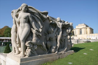 France, Paris 16e, jardins du trocadero, sculpture la jeunesse, sculpteur pierre poisson, palais de chaillot
