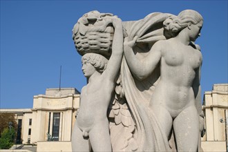 France, Paris 16e, jardins du trocadero, sculpture la jeunesse, sculpteur pierre poisson, palais de chaillot