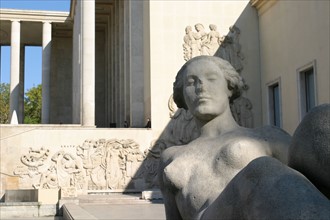 France, Paris 16e, palais de tokyo, 
cote Seine, nymphe du sculpteur leon ernest drivie