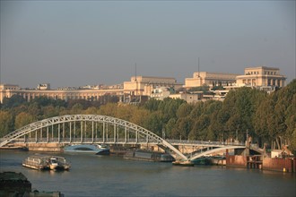 France, Paris 16e, palais de chaillot vu depuis le pont de l'Alma passerelle debilly, la Seine,