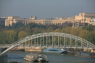 France, Paris 16e, palais de chaillot vu depuis le pont de l'Alma passerelle debilly, la Seine et bateau Parisien,