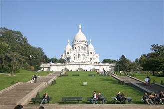 France, Paris 18e, butte Montmartre, basilique du sacre coeur, pelouses, touristes, escaliers,