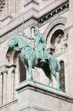 France, Paris 18e, butte Montmartre, basilique du sacre coeur, detail statue equestre sur la facade,