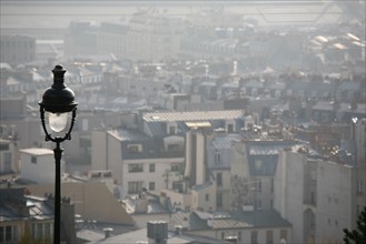 France, Paris 18e, butte Montmartre, basilique du sacre coeur, vue depuis la terrasse du sacre coeur, lampadaire,