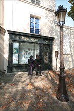 France, Paris 18e, butte Montmartre, place Emile goudeau, le bateau lavoir, artistes, touristes, lampadaire,