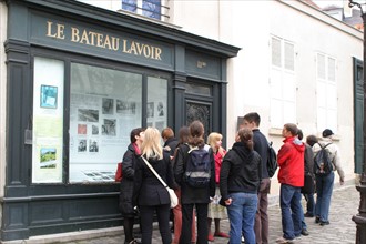France, Paris 18e, butte Montmartre, le bateau lavoir, place Emile goudeau, groupe de touristes, artistes,