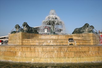 France, Paris 19e, parc de la Villette, debvant la grande halle, fontaine des lions de Nubie, jet d'eau,