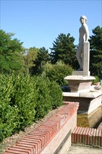 France, Paris 19e, parc de la butte du chapeau rouge, boulevard d' algerie, jardin public, statue homme,