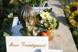 France, Paris 20e, cimetiere du pere Lachaise, sepulture Marie Trintignant, actrice, buste,
