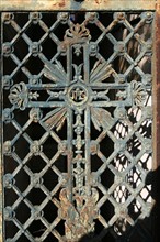 France, Paris 20e, cimetiere du pere Lachaise, sepulture, chapelle, detail porte, croix,