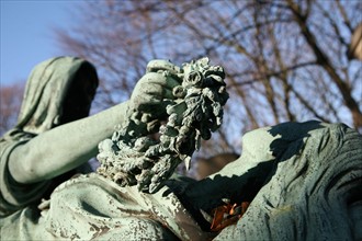 France, Paris 20e, cimetiere du pere Lachaise, sepulture, sculpture, statue,