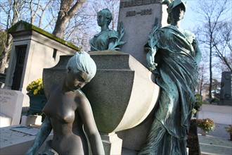 France, Paris 20e, cimetiere du pere Lachaise, sepulture de barbedienne (fondeur de bronzes), statues, sculpture,