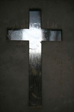 France, Paris 20e, cimetiere du pere Lachaise, buee dans une chapelle, croix,