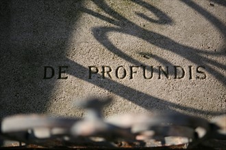 France, Paris 20e, cimetiere du pere Lachaise, de profondis, ombre, pierre tombale, tombe,