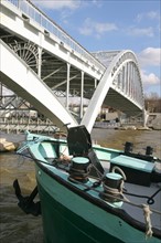 France, Paris 16e, passerelle debilly, pont metallique, peniche amarree au pied du pont, Seine,