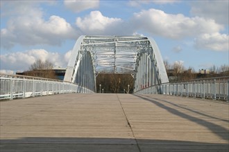 France, Paris 16e, passerelle debilly, pont metallique, sol en bois, ciel nuageux,