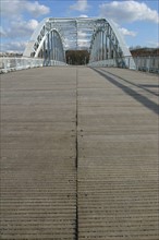 France, Paris 16e, passerelle debilly, pont metallique, sol en bois, ciel nuageux,