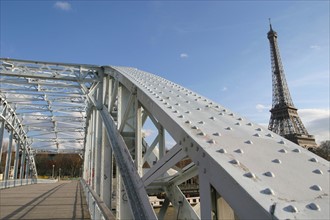 France, Paris 16e, passerelle debilly, pont metallique, sol en bois, Tour Eiffel au fond,