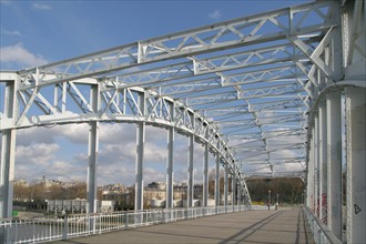 France, Paris 16e, passerelle debilly, pont metallique, sol en bois, ciel nuageux,