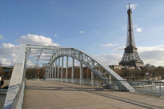 France, Paris 16e, passerelle debilly, pont metallique, sol en bois, Tour Eiffel au fond,