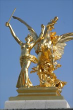 France, Paris 8e/7e, pont Alexandre III, detail sculpture bronze dore, renommee, de la guerre, sculpteur clement steiner