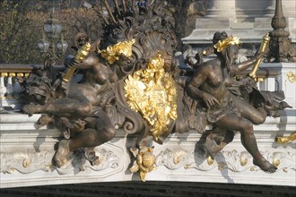 France, Paris 8e/7e, pont Alexandre III, detail sculpture bronze, les nymphes de la Seine, tablier centre du pont,